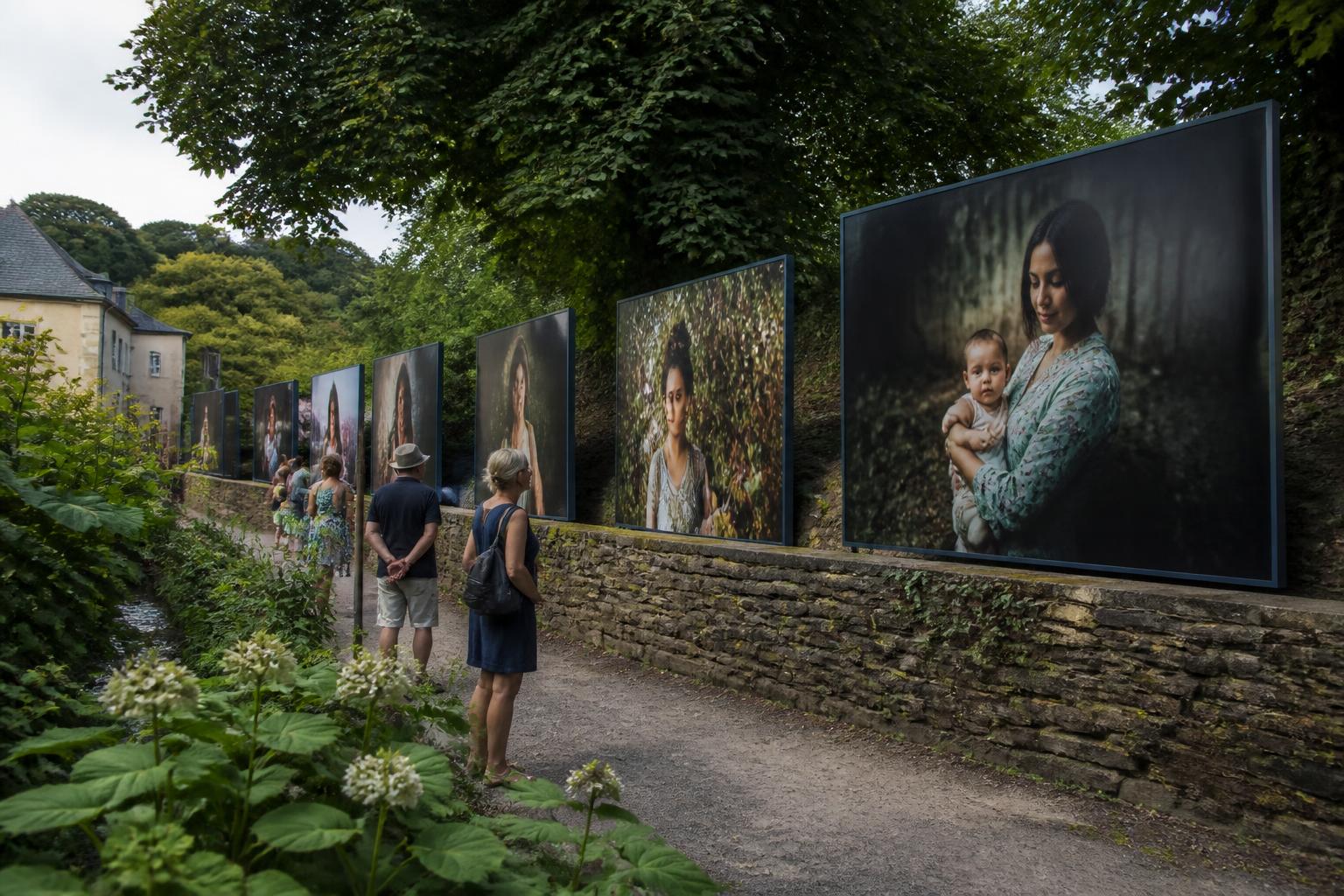à La Gacilly, un festival unique met en lumiÚre 200 ans d'histoire photographique à travers paysages, cités et portraits 1 découvrez le festival unique de la gacilly qui célÚbre 200 ans d'histoire photographique à travers des paysages, cités et portraits captivants.