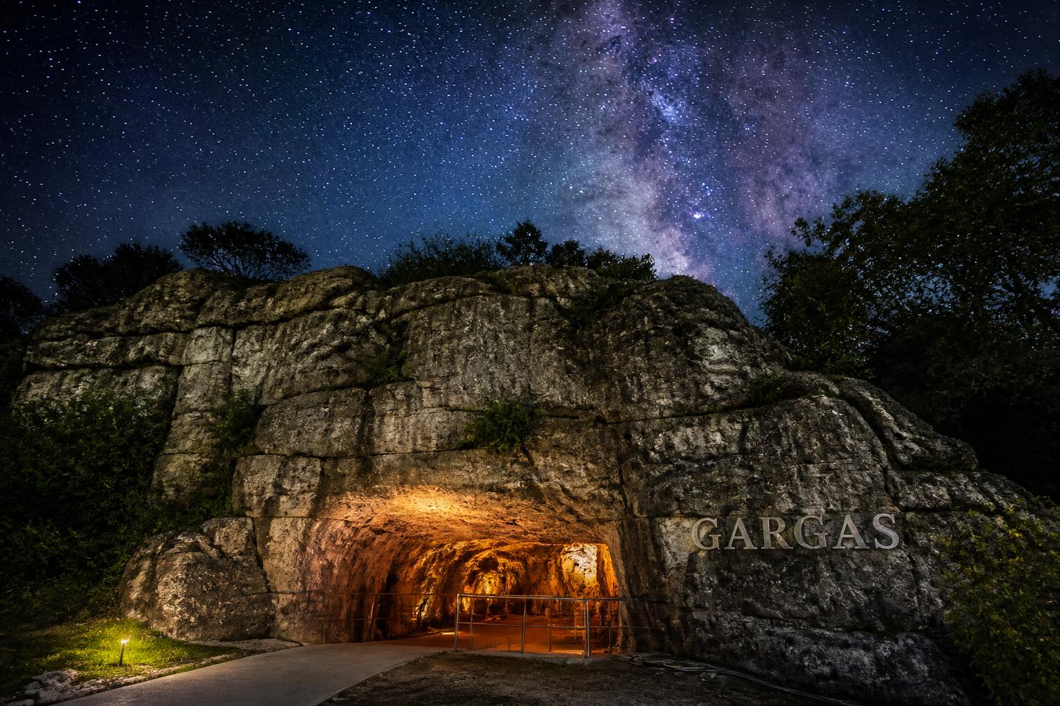 découvrez la magie d'aventignan à travers la grotte en images, où le ciel et ses histoires prennent vie dans un spectacle naturel unique.