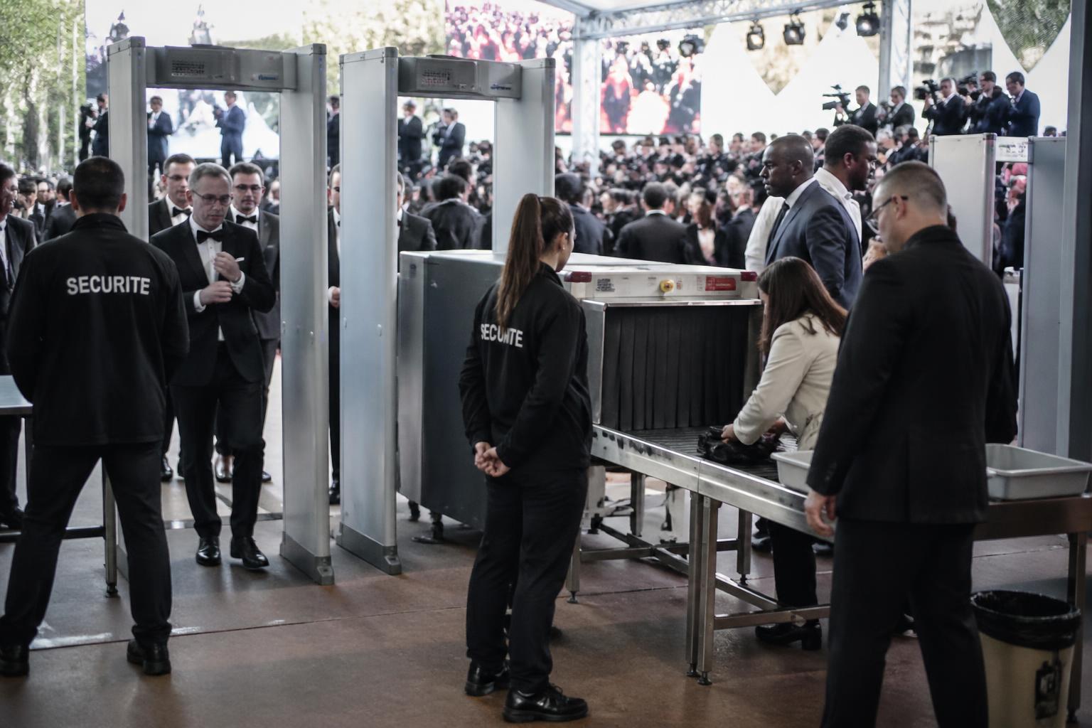 découvrez les détails du gala de la presse où le suspect a immortalisé son armement avant de commettre l'attaque, un événement marquant rapporté avec précision.