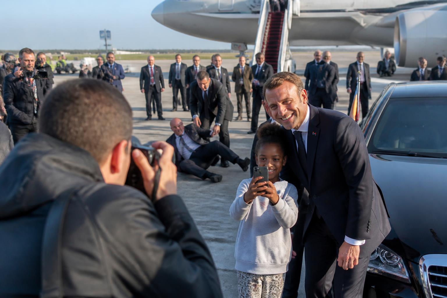 découvrez les coulisses inédites de la photo qui a séduit le président, ainsi que l'incident inattendu survenu lors de la descente d'avion, révélant des moments surprenants et captivants.