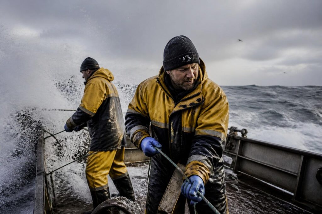 découvrez « plongée au cœur du raz » où gaëlle de trescadec immortalise la vie intense et passionnée des ligneurs affrontant les eaux tumultueuses du raz.