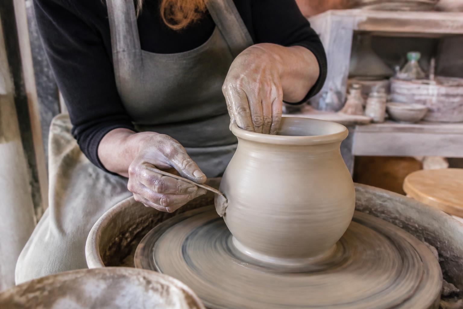 Saint-Évarzec : Une exposition célèbre le savoir-faire des mains ouvrières 1 découvrez à saint-évarzec une exposition unique qui célèbre le savoir-faire artisanal et le talent des mains ouvrières locales.