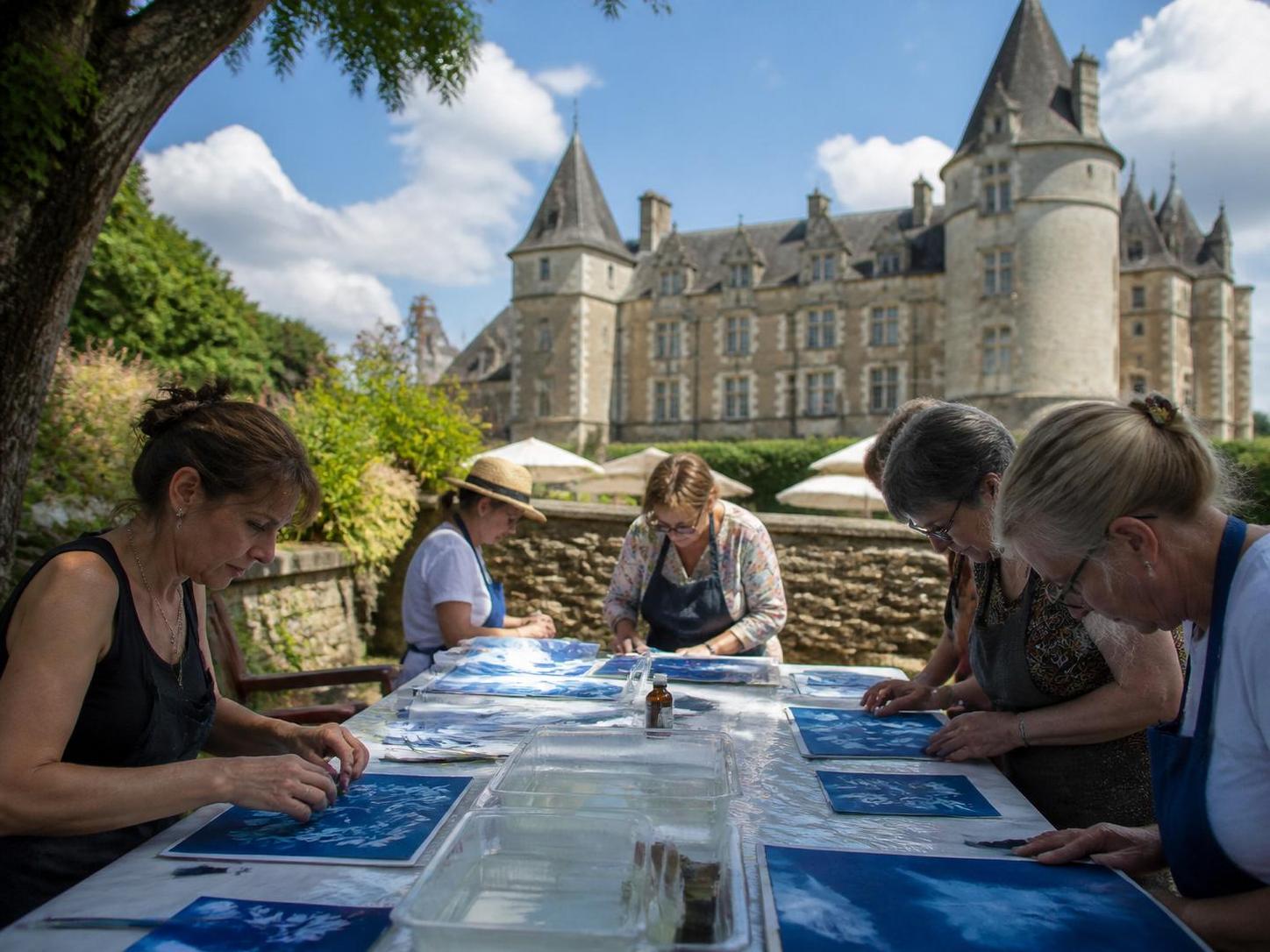 découvrez seix à travers une immersion artistique unique mêlant ateliers, performances et concerts capturés à travers l'objectif pour une expérience visuelle et sonore inoubliable.