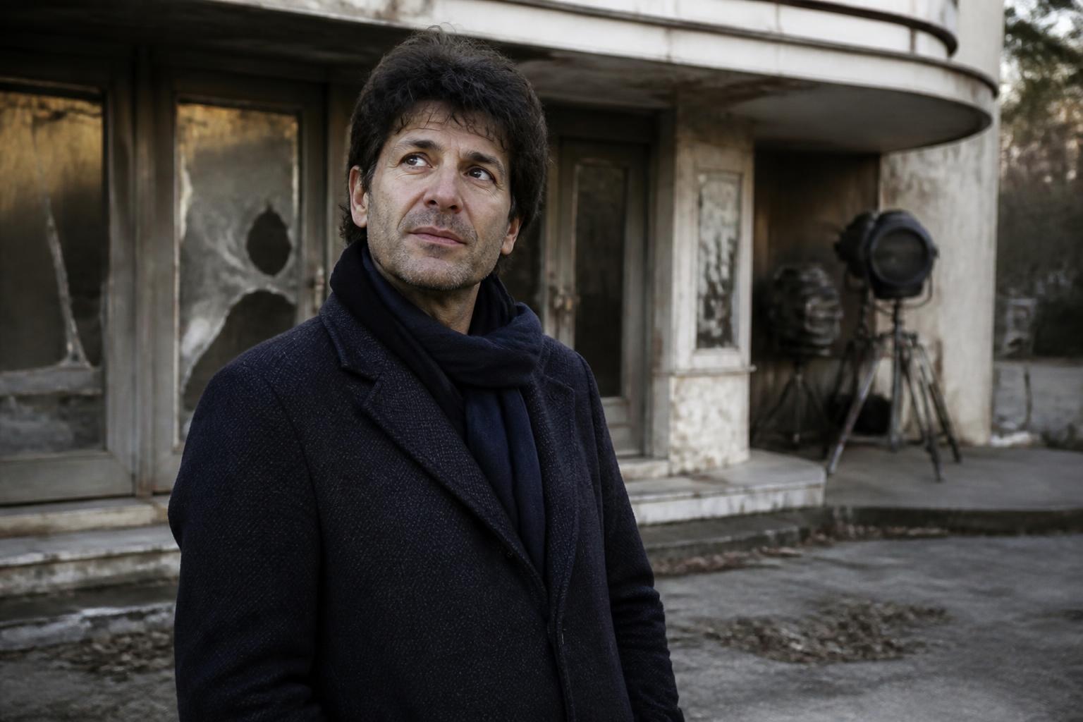 découvrez l'histoire de simon edelstein, gardien passionné des cinémas disparus, qui partage son engagement pour immortaliser ces lieux emblématiques de la mémoire collective.