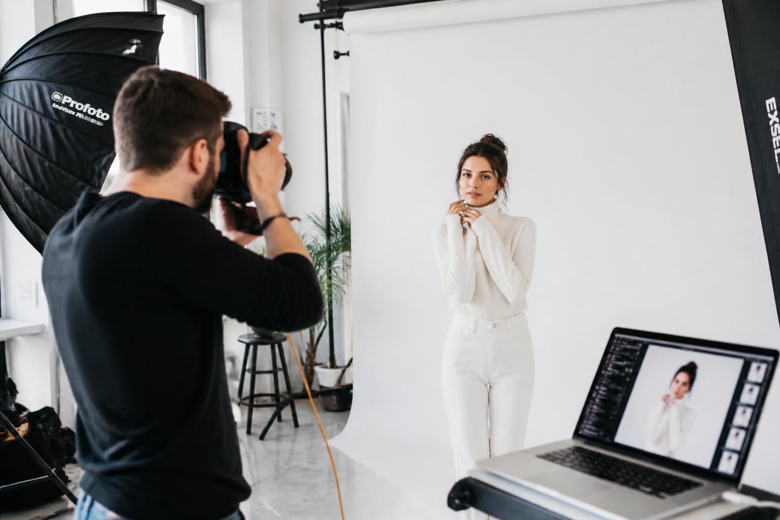 découvrez des astuces efficaces pour vendre vos photographies et attirer davantage de clients. apprenez à valoriser votre travail et à réussir dans le marché de la photographie.