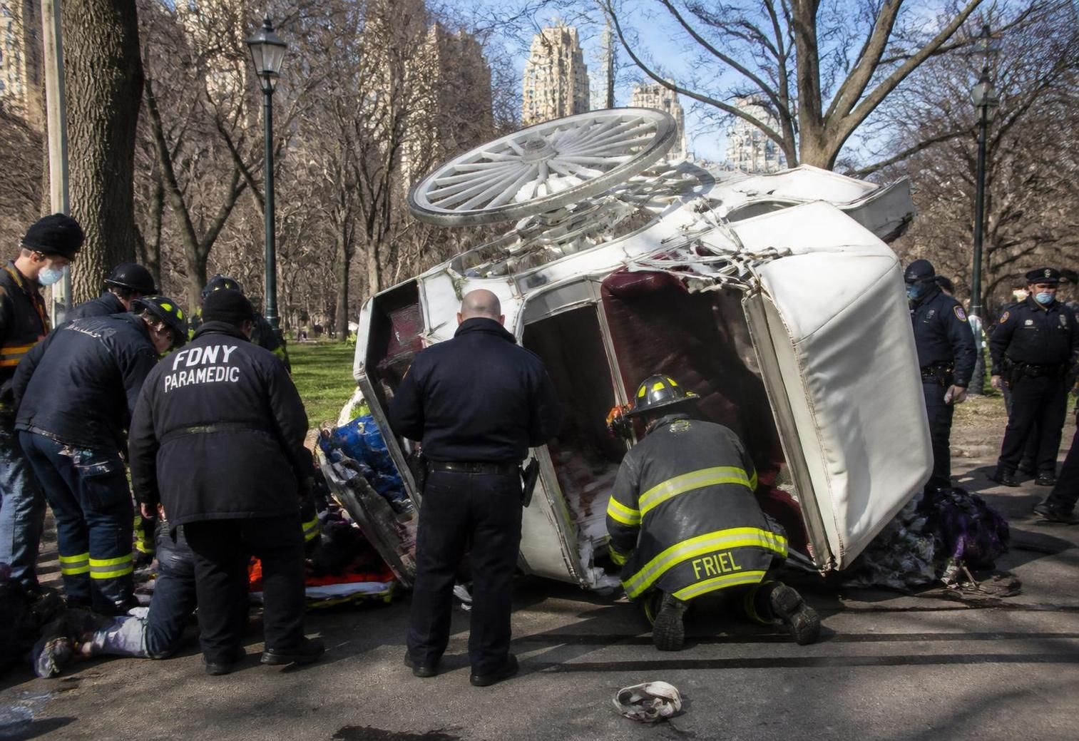 Central Park : un cocher sâarrĂȘte 'juste une seconde' pour une photo⊠un jeune passager de 18 ans disparaĂźt mystĂ©rieusement 7 Ă central park, un cocher fait une pause 'juste une seconde' pour une photo, mais un jeune passager de 18 ans disparaĂźt mystĂ©rieusement. dĂ©couvrez les dĂ©tails intrigants de cette disparition Ă©nigmatique.
