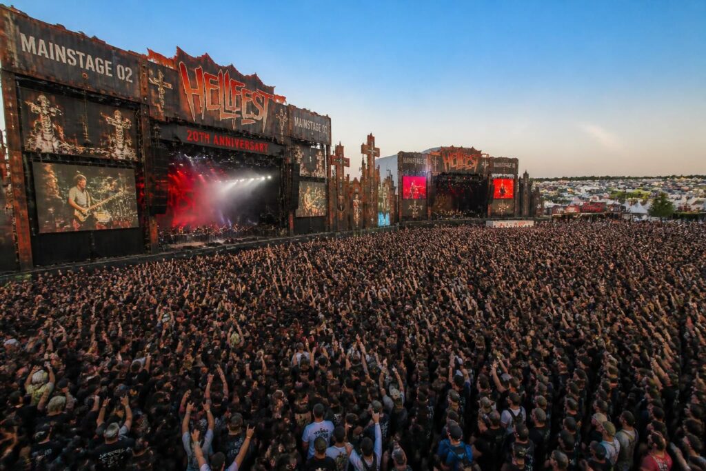 le hellfest célèbre ses 20 ans avec un programme exceptionnel : 300 groupes répartis sur 10 scènes pour un festival unique. découvrez l'ambiance et les temps forts annoncés par le directeur.