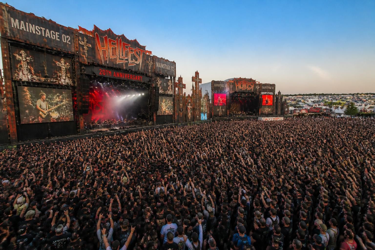 le hellfest célèbre ses 20 ans avec un programme exceptionnel : 300 groupes répartis sur 10 scènes pour un festival unique. découvrez l'ambiance et les temps forts annoncés par le directeur.