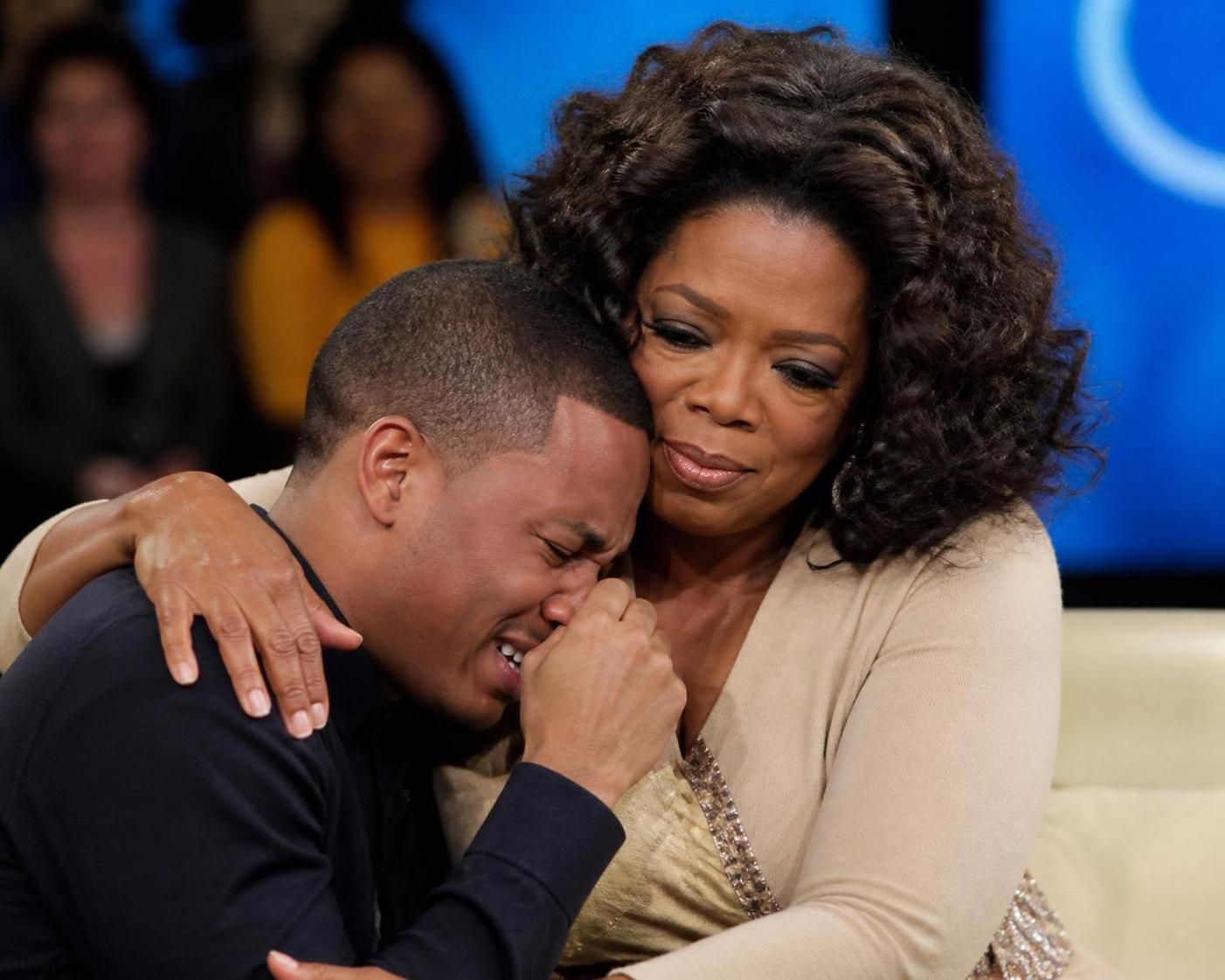 découvrez comment oprah winfrey partage le soutien inébranlable de son public envers whitney houston lors de ses moments les plus difficiles.