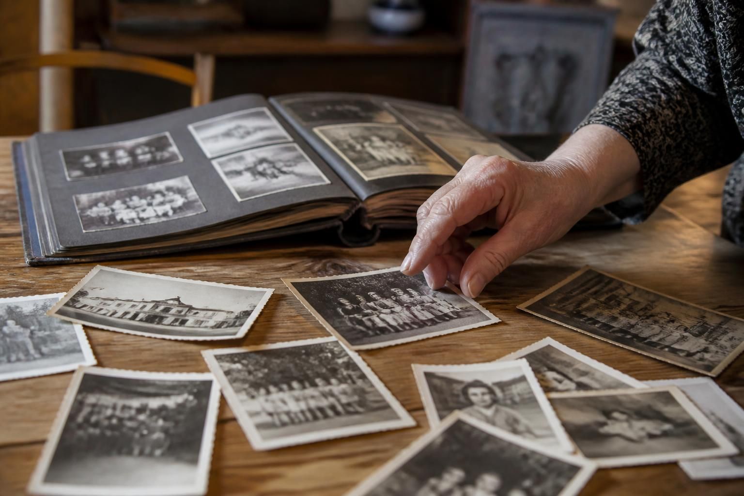 plongez dans vos souvenirs d'enfance avec nos photos de chez grand-mère, où émotion et authenticité se retrouvent pour revivre des moments précieux.