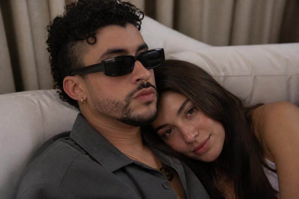 plongez dans l'histoire d'amour de bad bunny avec gabriela berlingeri, la femme qui a conquis le cœur de la superstar. découvrez leur relation passionnée et leur complicité.