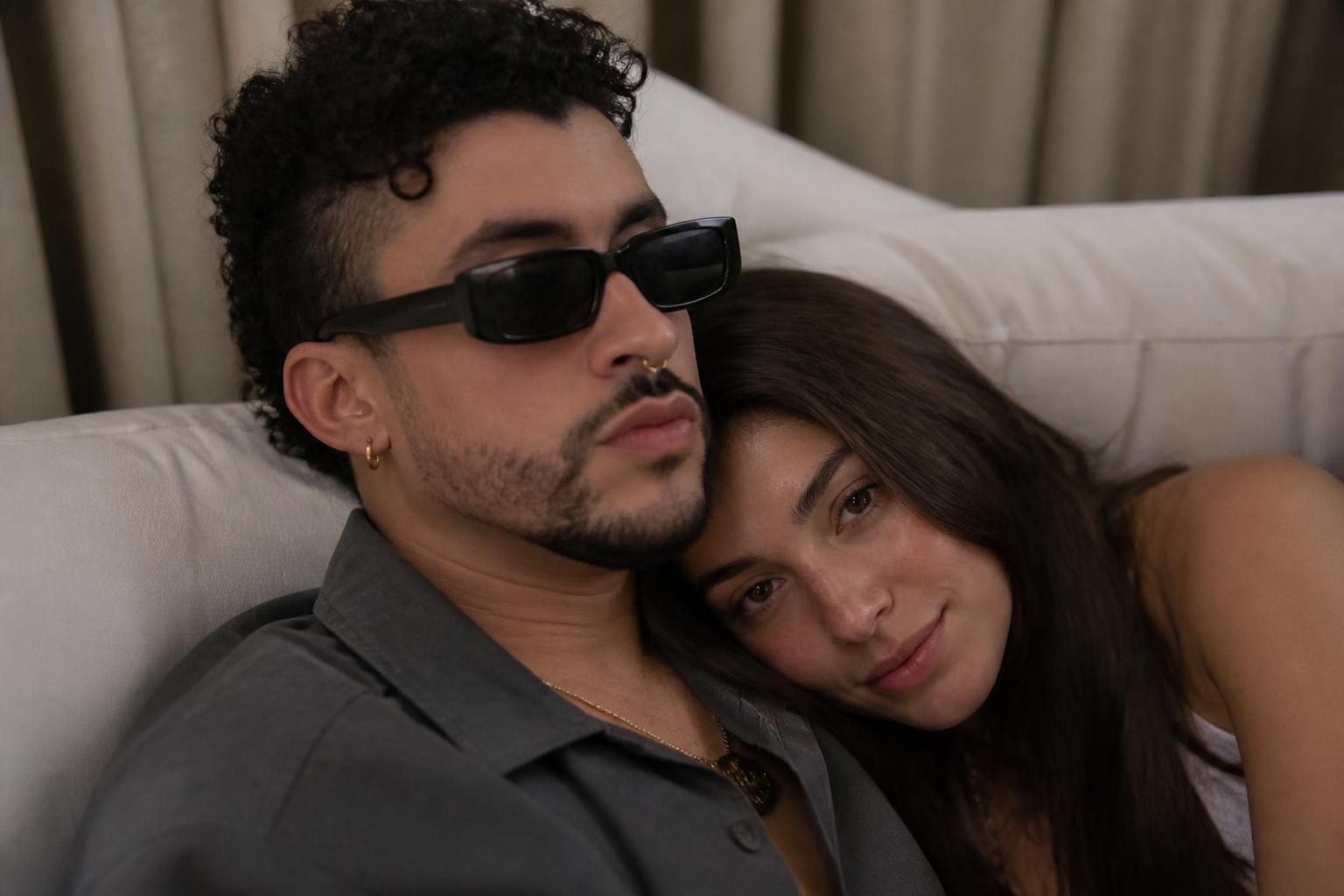 Bad Bunny en amour : Découvrez Gabriela Berlingeri, la femme qui fait chavirer le cœur de la superstar 1 plongez dans l'histoire d'amour de bad bunny avec gabriela berlingeri, la femme qui a conquis le cœur de la superstar. découvrez leur relation passionnée et leur complicité.