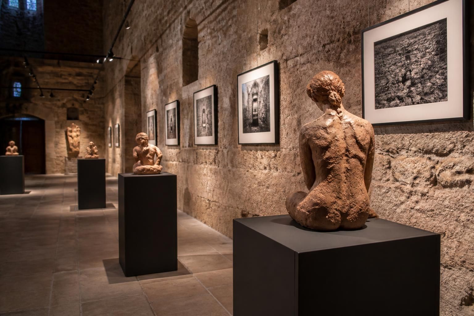 Au château de Simiane à Valréas : une exposition captivante mêlant terre cuite, photographie et histoire 1 découvrez l'exposition captivante au château de simiane à valréas, mêlant terre cuite, photographie et histoire pour une expérience artistique unique.