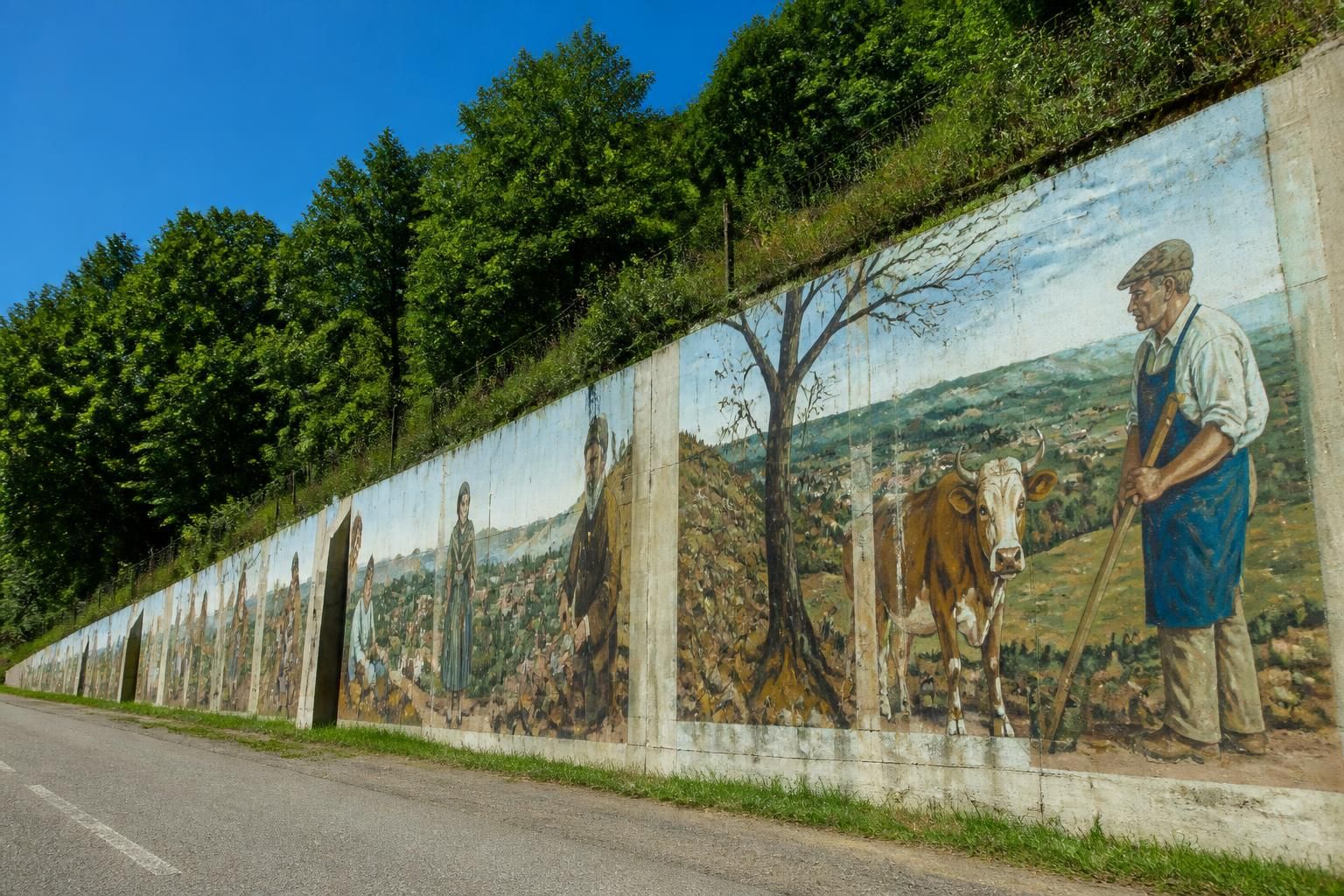 Le Poizat-Lalleyriat : quand le mur en béton de la D55B se transforme en une galerie d'histoire à ciel ouvert 1 découvrez comment le mur en béton de la d55b au poizat-lalleyriat se transforme en une galerie d'histoire à ciel ouvert, alliant patrimoine et art urbain.