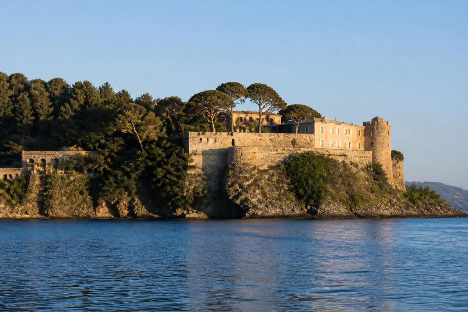 découvrez le récit inédit de l'ultime été d'emmanuel macron au fort de brégançon, un sanctuaire varois où il profite de vacances singulières et privilégiées.