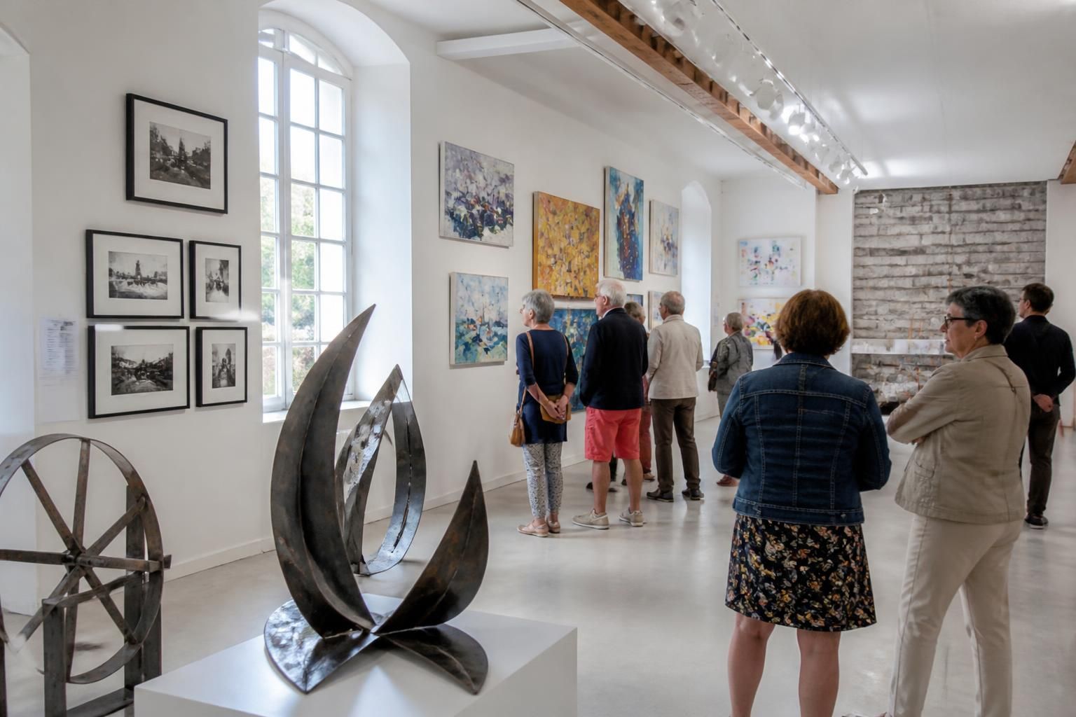 Saint-Jouan-des-Guérets : Une exposition captivante mêlant photographies, peintures, métal et sculptures à l'Estra 7 découvrez à saint-jouan-des-guérets une exposition captivante alliant photographies, peintures, œuvres en métal et sculptures, présentée à l'estra pour une expérience artistique unique.