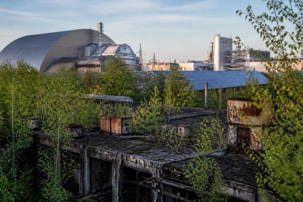 découvrez l'exposition visa pour l’image consacrée à tchernobyl, 40 ans après la catastrophe, explorant les nouveaux défis humains, environnementaux et sociaux au-delà du risque nucléaire.