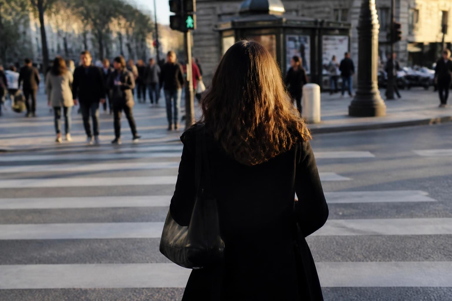 découvrez l'histoire étonnante d'une simple passante photographiée à son insu devenant star du web, avant la polémique liée à l'intervention du député rn julien odoul.