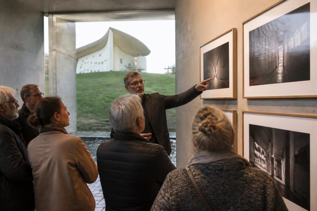 découvrez les œuvres photographiques de jean-charles ouvrard lors d'une exploration guidée suivie d'une rencontre et conférence à ronchamp, un événement culturel à ne pas manquer.