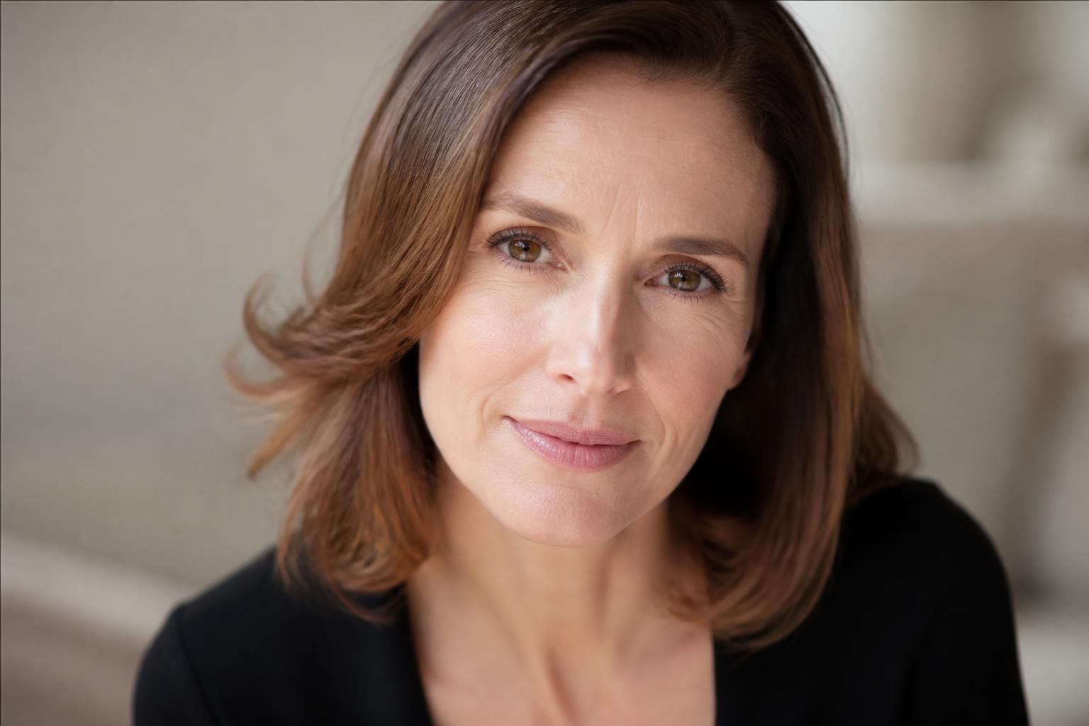 Marie Gillain : 10 ans après ses photos seins nus, elle demande à tourner la page 1 marie gillain revient sur ses photos seins nus prises il y a 10 ans et exprime son souhait de tourner la page et de se concentrer sur son présent.