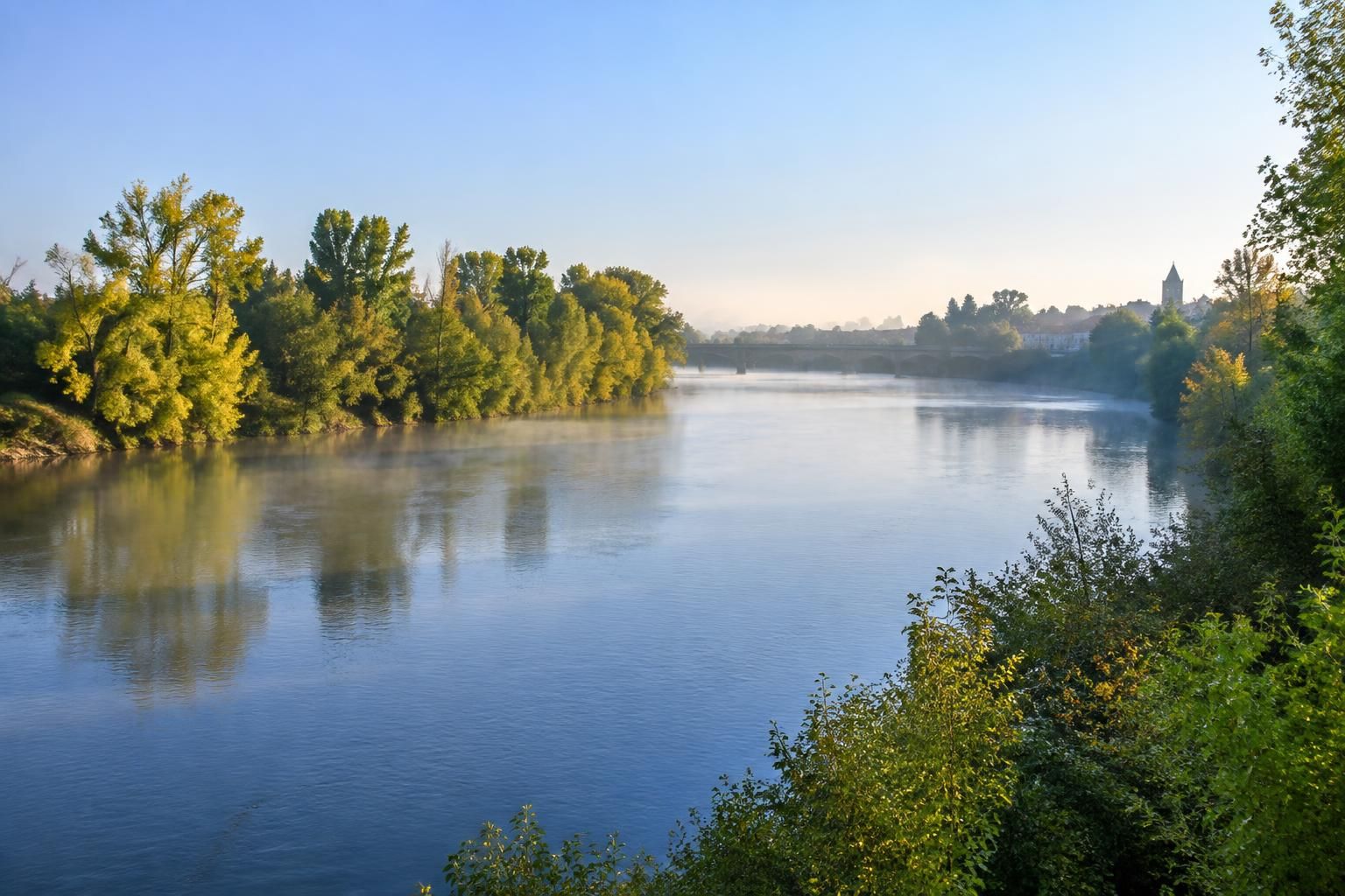 À Verdun-sur-Garonne, le fleuve se dévoile au grand jour 1 à verdun-sur-garonne, le fleuve se dévoile au grand jour et révèle toute la beauté de ses paysages, entre eau, berges et patrimoine local.